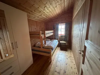a room with two bunk beds in a cabin at Bjorliheimen Fjellhotell-Hytte 4 og 16 in Bjorli