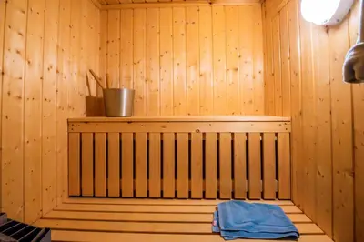 a room with a sauna with a bucket on a shelf at Trysilfjellet Nord 901 in Trysil