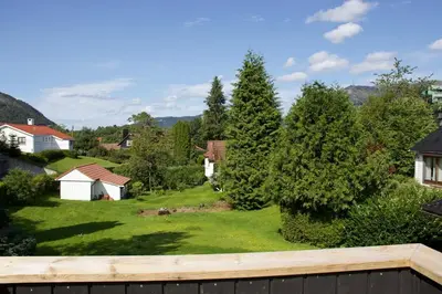 a view of a yard with trees and houses at Moderne hus - sentralt, rolig med gratis parkering in Bergen