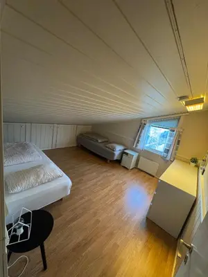 a room with a bed and a desk in a room at Sentral familievennlig enebolig in Åmot