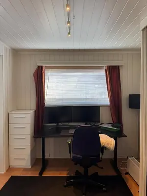 an office with a desk and a chair and a window at Sentral familievennlig enebolig in Åmot