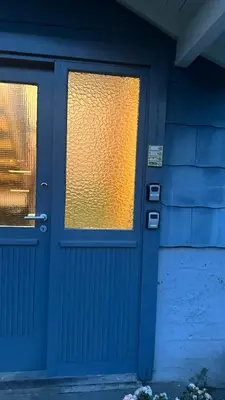 a blue door with a window on a house at Koselig 3 roms leilighet på Rjukan in Øverland