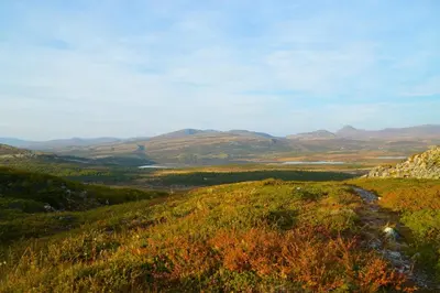a view from the top of a hill with mountains in the background at Fiskebu at Flaksjøen in Venabygd