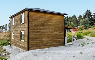 a small wooden building on the side of a road at Lovely Home In Mausund With Wifi in Bogøyvær
