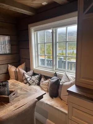 a room with a couch in front of a window at ØRNENIPA LODGE- flott hytte med 6 sov, 2 bad og beste beliggenhet in Gaustablikk