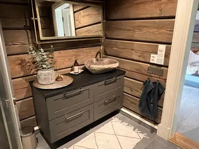 a bathroom with a sink and a mirror at ØRNENIPA LODGE- flott hytte med 6 sov, 2 bad og beste beliggenhet in Gaustablikk