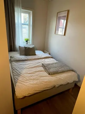 a bedroom with two beds and a window at Våkn opp til fantastisk utsikt in Bergen