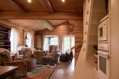 a log cabin living room with wooden ceilings at Nydelig hyttetun på Torpoåsen in Torpo