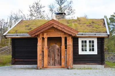 a small log cabin with a grass roof at Nydelig hyttetun på Torpoåsen in Torpo