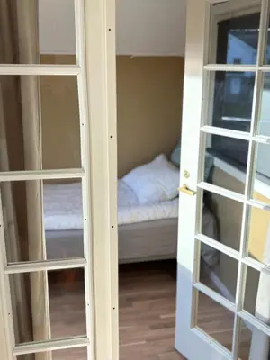 a pair of glass shelves in a room with a bed at 3 soveroms leilighet-komfort og stil -perfekt for ferie og jobb in Gjøvik