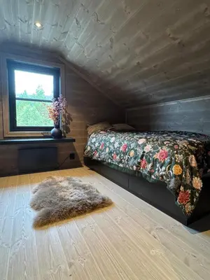 a bedroom with a bed and a window at Elegantes, ruhiges Ferienhaus in bester Lage für alle Outdoorfans in Randsverk