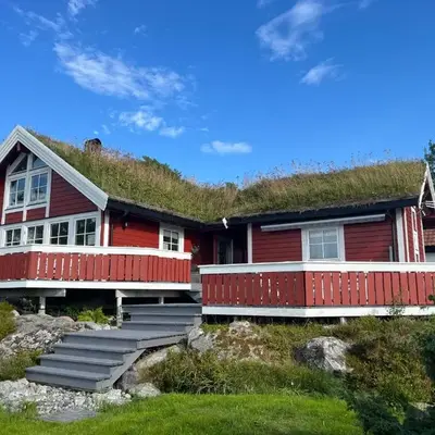 Stor hytte med praktfull havutsikt