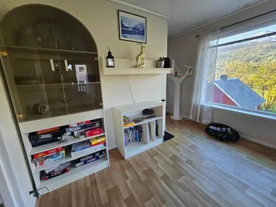 a room with a book shelf with books and a window at Brendefur Panorama in Hornindal