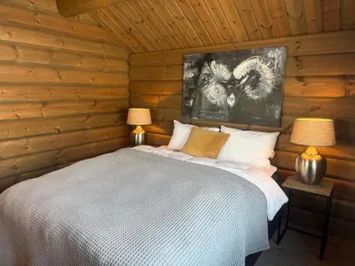a bedroom with a bed in a log cabin at Fjellhytte Med 4 Soverom, Sauna, Peis Og Terrasse in Beitostøl