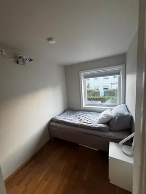 a small room with a bed and a window at Gimleveien 36G in Bergen