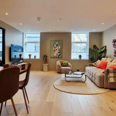 Brand New & High-End 3 Bedrooms 2 Bathrooms Central Apartment