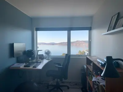 an office with a desk and a window with a view at Villa med 5 soverom, 4 bad og 3 kjøkken, 400 m fra lokal badestrand in Bergen