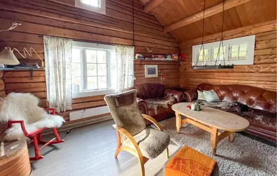 a living room with a couch and a table at 3 Bedroom Cozy Home In Mesnali in Mesnali