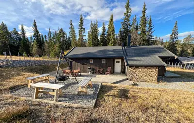 a cabin with a picnic table and a bench at Stunning Home In Gålå With Wifi in Gålå