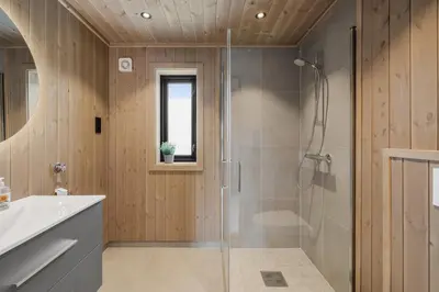 a bathroom with a shower and a sink at Sentralt plassert hytte, alt i gangavstand in Flå