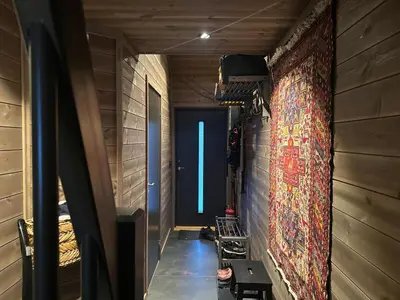 a hallway with a rug on the wall at Moderne leilighet på Glomsrud Golsfjellet vest in Gol