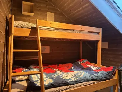 a bunk bed with a ladder in a room at Moderne leilighet på Glomsrud Golsfjellet vest in Gol