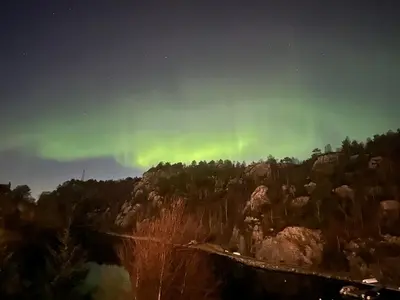 an image of the northern lights in the sky at Aurora Bliss - Waterfront Jacuzzi & Sauna near Bergen in Askøy