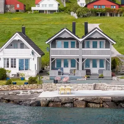 Seahouse with shoreline in Kalvåg