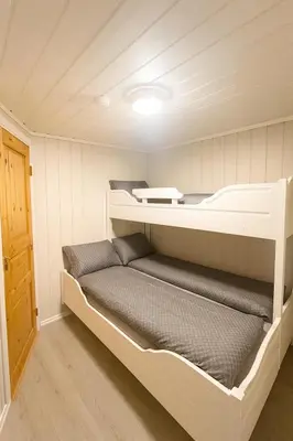 a small room with two bunk beds in it at Sentralt og elegant opphold nær alt in Lillehammer