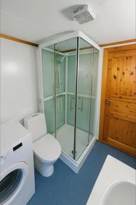 a bathroom with a toilet and a glass shower at Sentralt og elegant opphold nær alt in Lillehammer