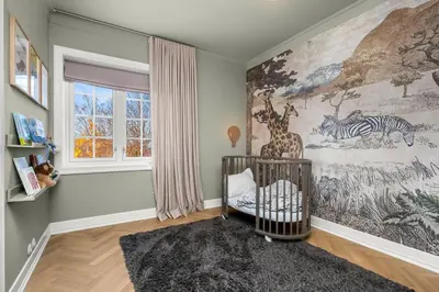 a nursery with a giraffe and zebra mural at Unik villaeiendom, totalrenovert i klassisk stil in Trondheim