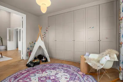 a room with a bed and a play tent at Unik villaeiendom, totalrenovert i klassisk stil in Trondheim