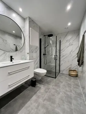 a bathroom with a toilet and a sink and a shower at Eksklusiv leilighet sentralt i Bergen in Bergen