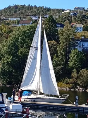 a sailboat on the water with people on it at Bakarvågen 2