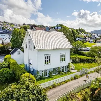Lundenhuset 1917 - historic house in the heart of Ulsteinvik