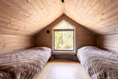 two beds in a room with a window at Viking Lodge Panorama-Norefjell in Noresund