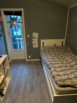 a bedroom with a bed and a window at Bolig sentralt på Røros in Røros