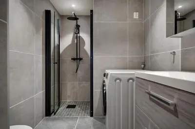 a bathroom with a shower and a sink at 3 soverom, sentralt i Bergen og moderne bad in Bergen