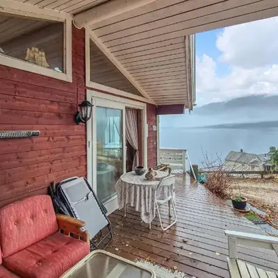 Nice Home In Vallavik With Wifi
