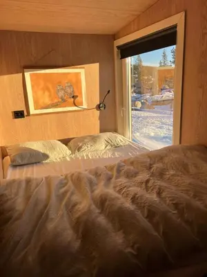 a bedroom with a large bed and a window at Retreat ved Spa hotell med Ski in & out, Norefjell in Surteberg