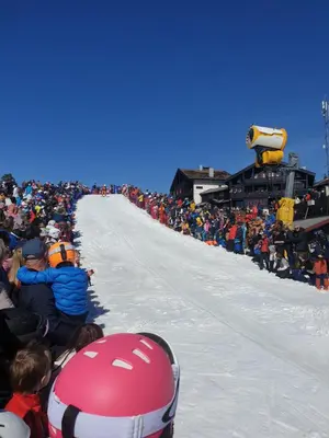 a large crowd of people watching a race in the snow at Retreat ved Spa hotell med Ski in & out, Norefjell in Surteberg