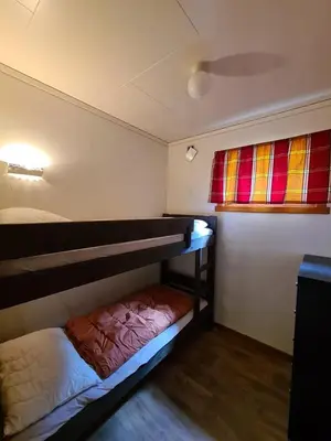 a room with two bunk beds and a window at Hjelledalen Hyttesenter in Hjelle