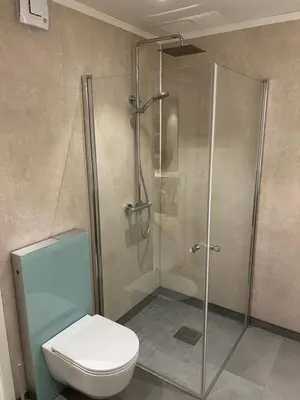 a bathroom with a shower and a toilet at Nyoppusset leilighet i sentrum in Verdal
