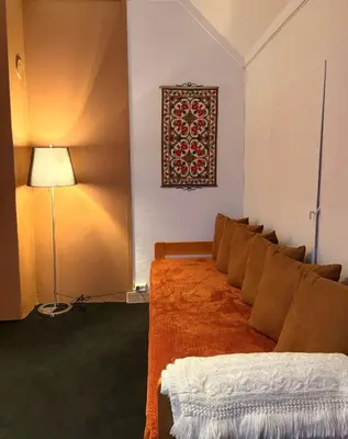 a living room with a couch and a lamp at Valhalla Hytte in Oppdal