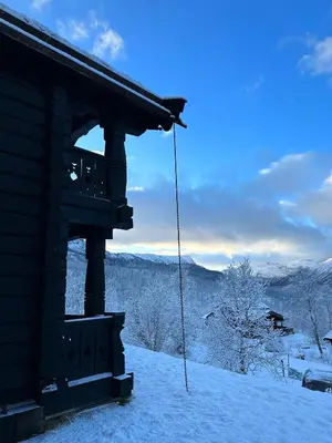 a balcony of a cabin with snow on the ground at Norsk laftehytte Filefjell I 123 kvm I10 sengeplasser I 2 stuer in Borgund