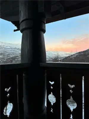 a window with a view of a snow covered field at Norsk laftehytte Filefjell I 123 kvm I10 sengeplasser I 2 stuer in Borgund