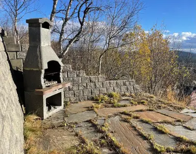 an old brick oven sitting on top of a hill at Peis, Utsikt Og 200 M Til Bakken in Beitostøl