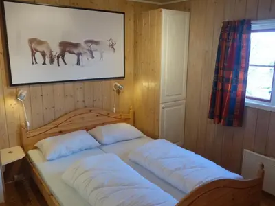 a bed in a room with a picture of animals at Familievennlig Hytte Rett Ved Sentrum in Beitostøl