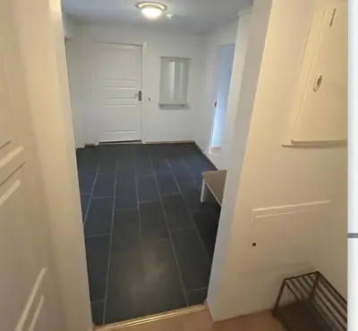 a hallway of a room with a door at Familievennlig Leilighet Med 7 Sengeplasser in Beitostøl