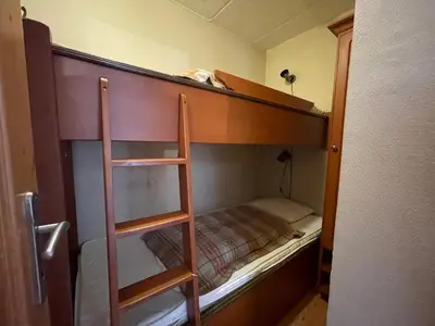 a bunk bed with a ladder in a room at 3-Roms Leilighet Nær Alle Beitostølens Fasiliteter in Beitostøl